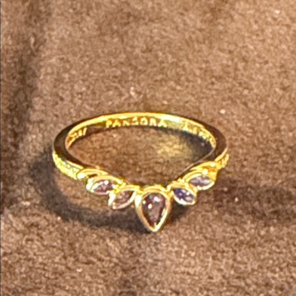 Disney Frozen Queen Anna Tiara Ring from Pandora
14k gold plating size 7 - Picture 4 of 13